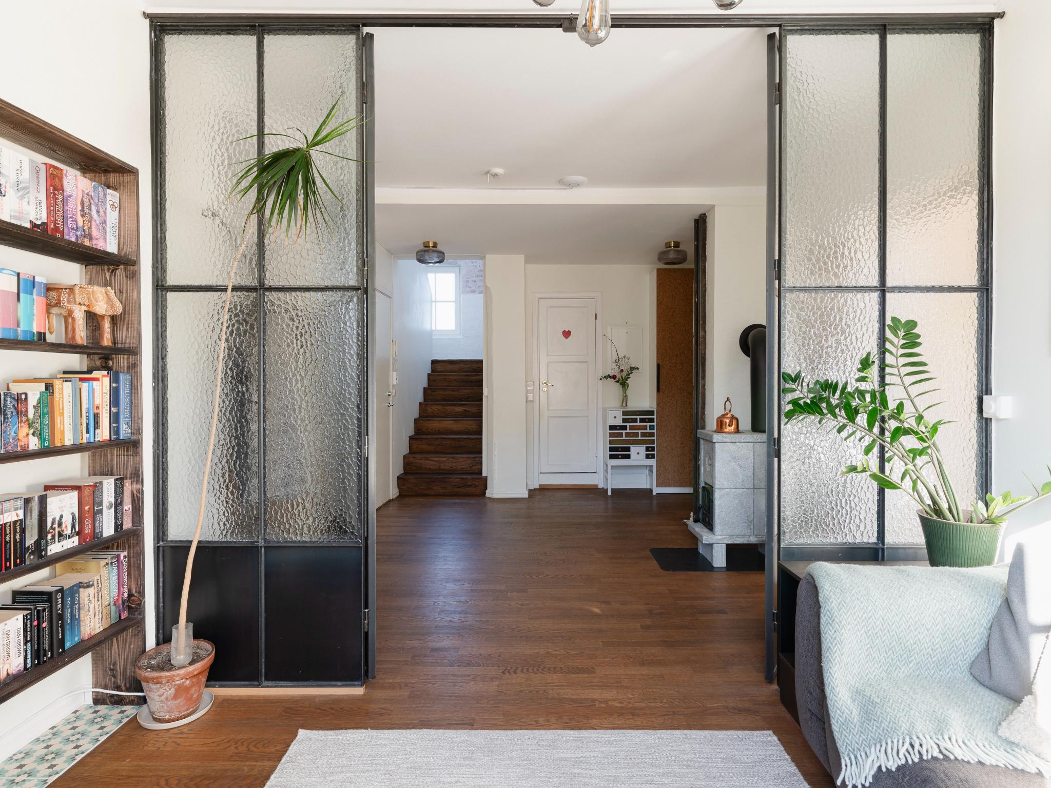 Boligen holder en høy standard og fremstår innholdsrik, luftig og lekker med flotte detaljer.